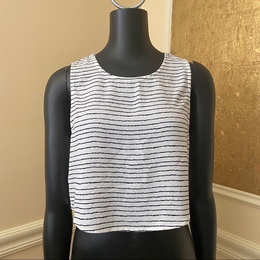 Romeo + Juliet striped buttons in back crop top M